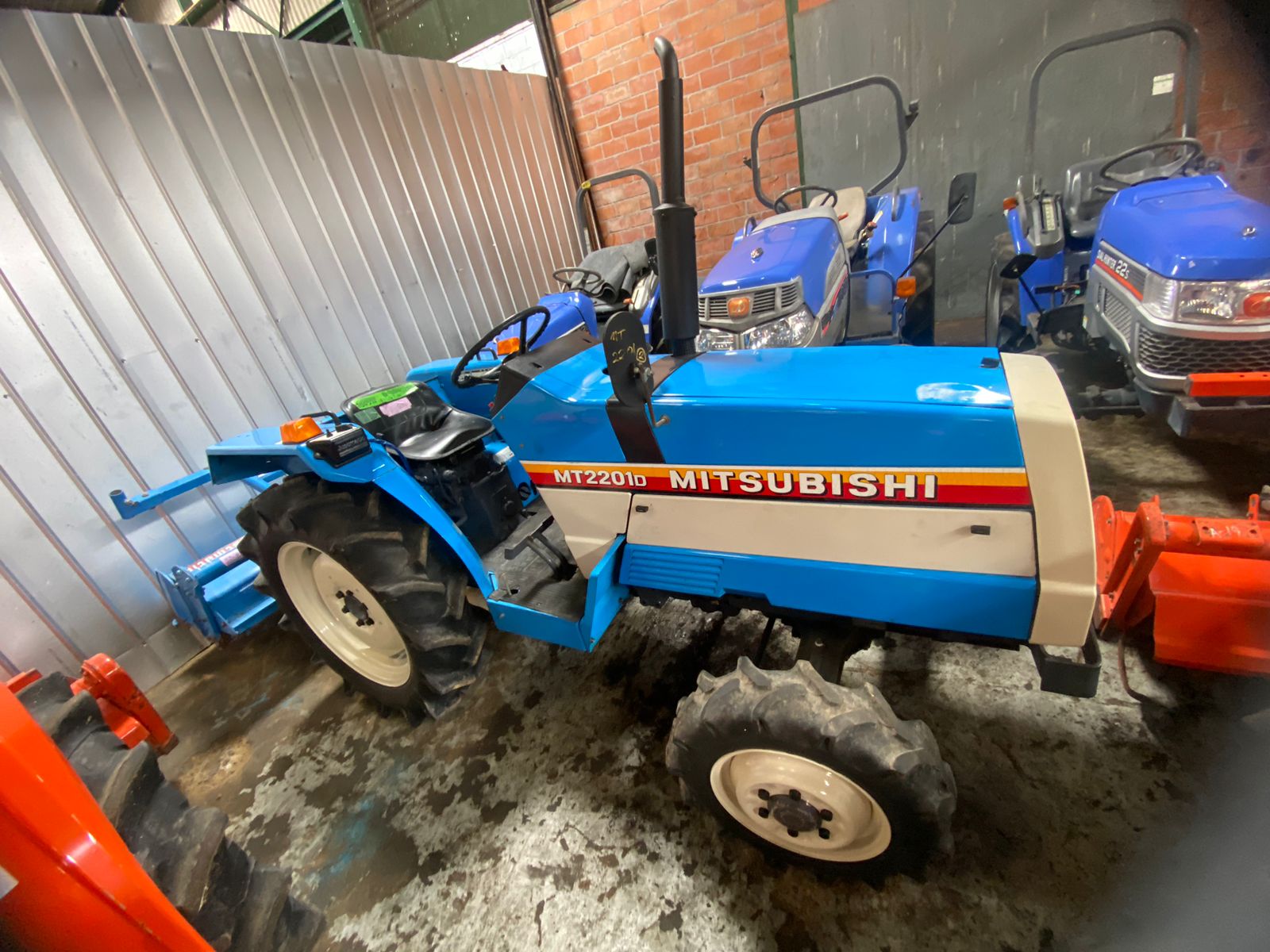 TRACTOR MITSUBISHI MT-2201D