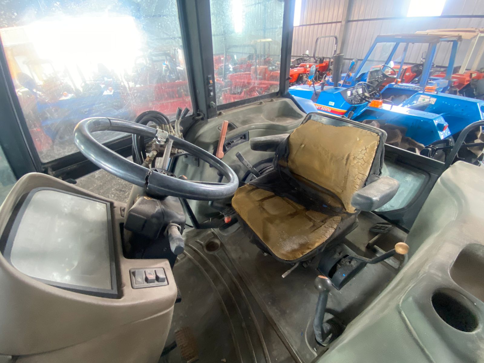 TRACTOR NEW HOLLAND L65 - Imagen 5