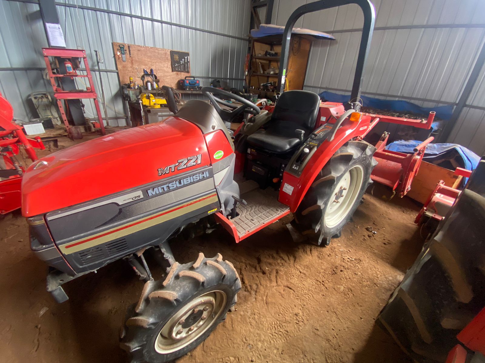 TRACTOR MITSUBISHI MT-221