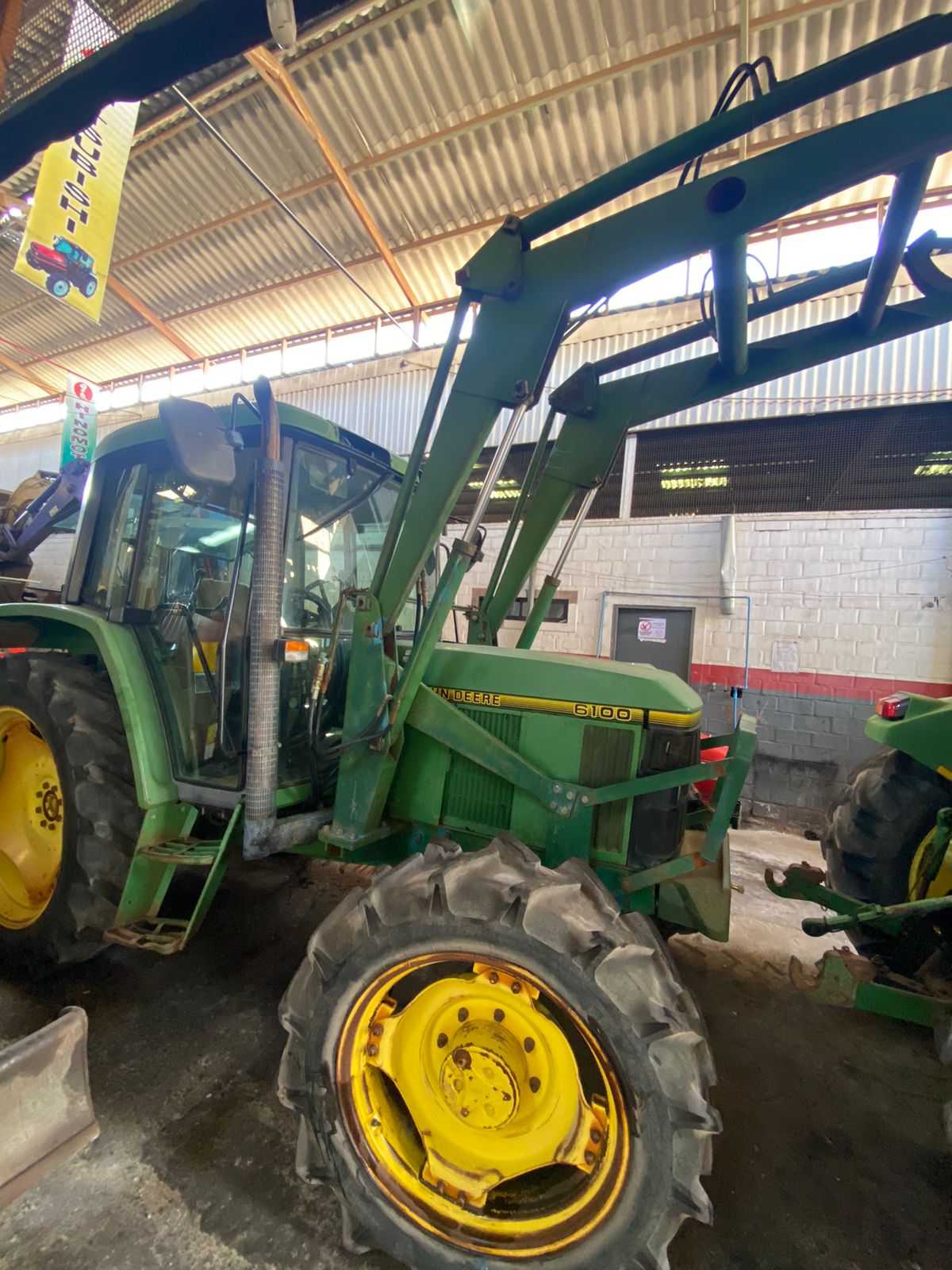 TRACTOR JOHN DEERE 6100 - Imagen 3