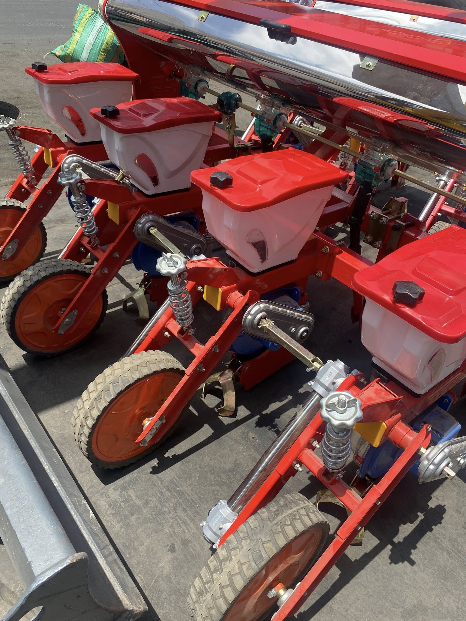 SEMBRADORA DE GRANOS 4 HILERAS