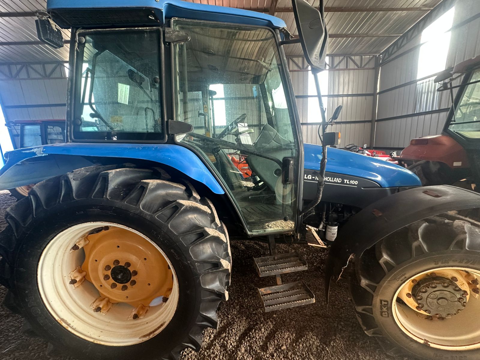 TRACTOR NEW HOLLAND TL-100