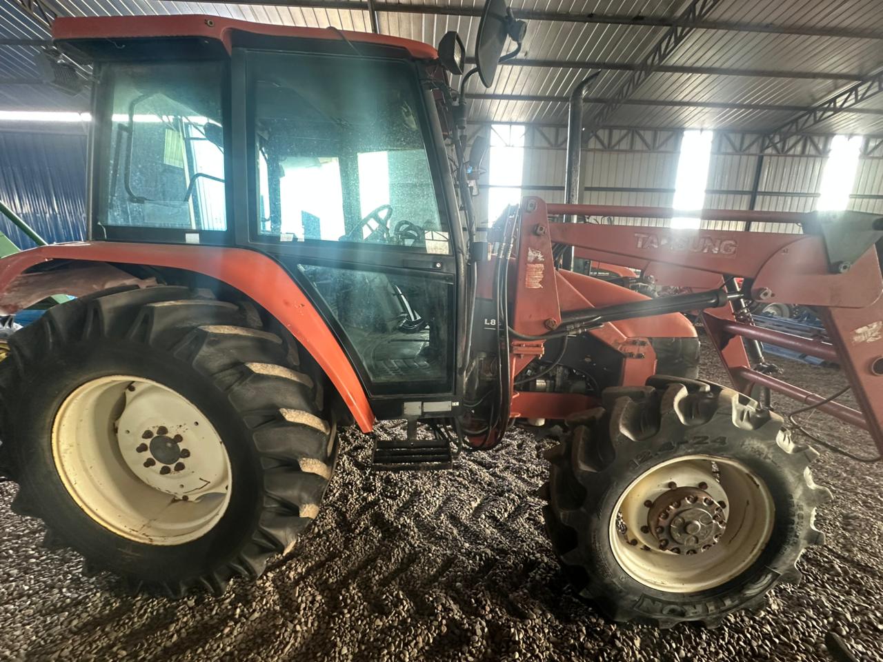 TRACTOR NEW HOLLAND L-85