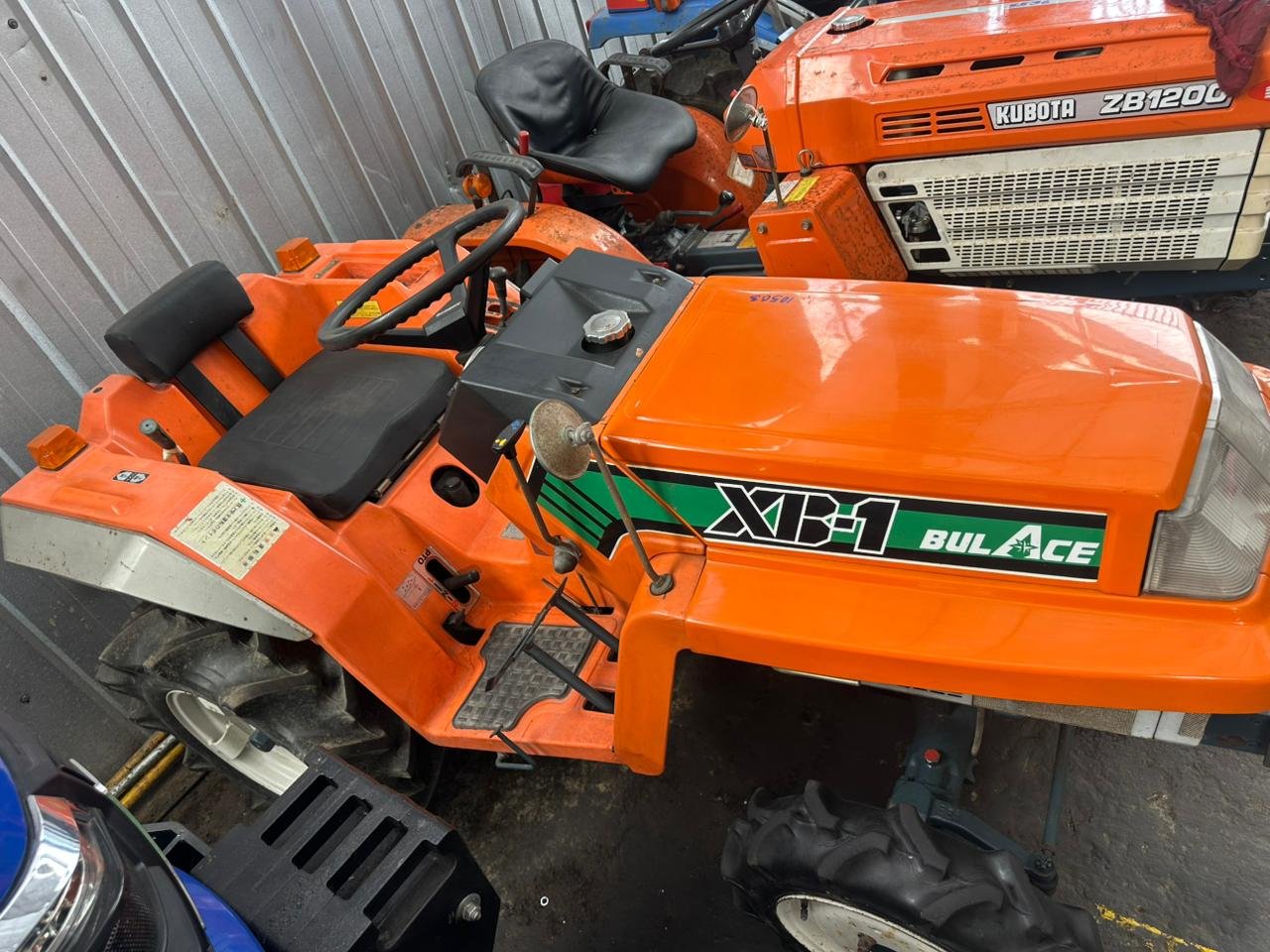 TRACTOR KUBOTA XB-1