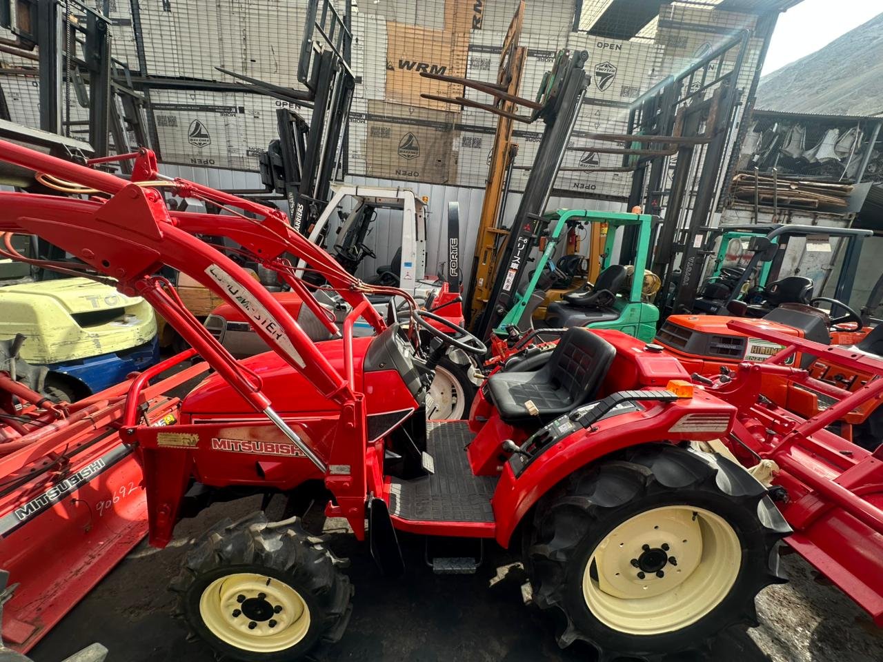 TRACTOR MITSUBISHI MTX 22 CON PALA
