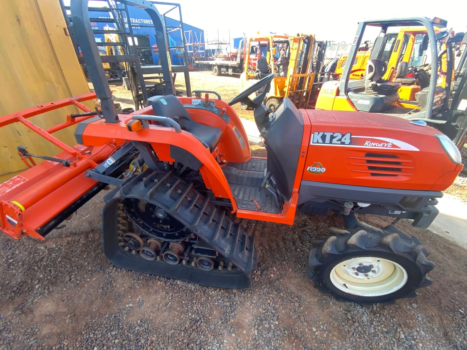 TRACTOR KUBOTA KT-24 CON ORUGA DE GOMA TRASERAS