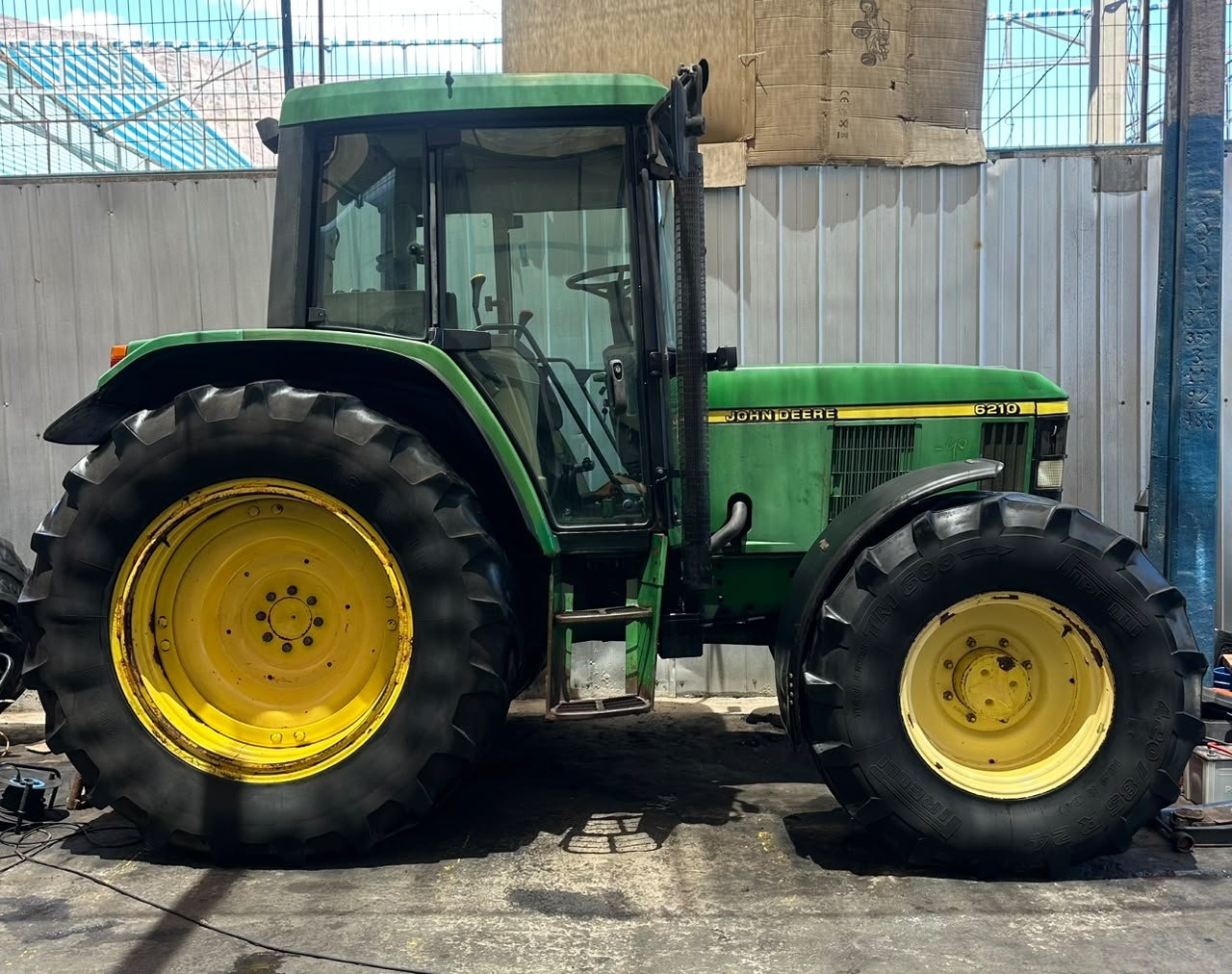 TRACTOR AGRICOLA JOHON DEERE 6210 - Imagen 2